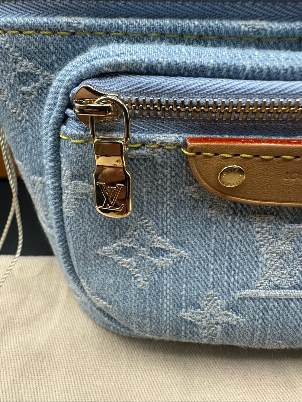 Louis Vuitton Denim mini bumbag - Picture 2 of 13